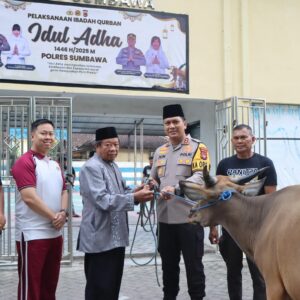 Polres Sumbawa Melaksanakan Kegiatan Pemotongan Hewan Kurban Dalam Perayaan Hari Raya Idul Adha 1446H