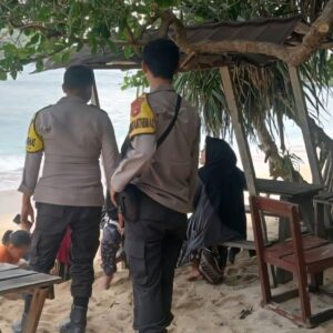 Anggota Piket Polsek Taliwang Laksanakan Patroli Wisata di Pantai Kertasari, Wujudkan Kamtibmas yang Kondusif