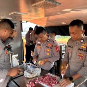 Polda Metro Jaya Buka Dapur Lapangan Bantu Pengungsi Kebakaran di Penjaringan