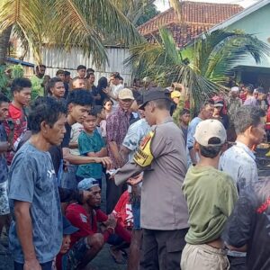 Polsek Woha Bantu Padamkan Kebakaran 4 Rumah Warga di Desa Talabiu 