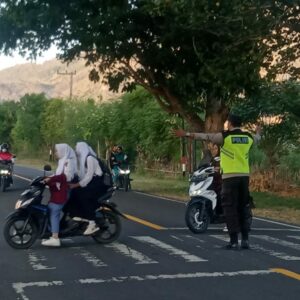 Polsek Poto Tano Gelar Giat Rawan Pagi di SMA Negeri 1 Poto Tano