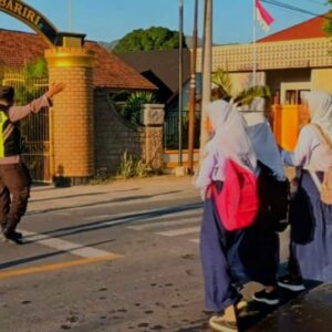 Polsek Seteluk Amankan Pelajar Menyeberang Jalan, Wujudkan Rasa Aman bagi Pelajar