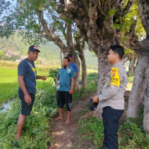 Bhabinkamtibmas Desa Sawe Sambangi Warga, Imbau Kamtibmas dan Ketahanan Pangan Menuju Indonesia Emas 2045