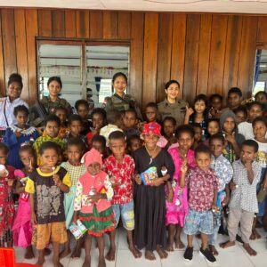 Srikandi Polri Ops Damai Cartenz-2025 Tebar Damai Lewat Ibadah Bersama Anak-anak di Gereja GPDI Yericho Nogolait Kandego, Nduga