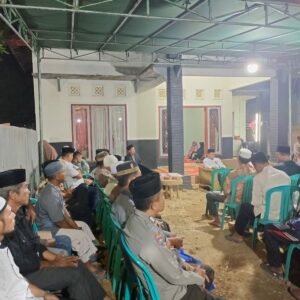 Wujud Rasa Belasungkawa, Bhabinkamtibmas Kelurahan Bugis Hadiri Ta’ziyah Warga yang Meninggal Dunia