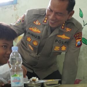 Polda Jatim Dukung Asta Cita Salurkan Ribuan Porsi Makanan Bergizi Gratis Untuk Pelajar