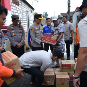 Kapolres Gresik Salurkan Bantuan Sosial Bagi Warga Terdampak Banjir di Benjeng