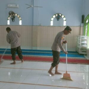 Bhakti Religi, Menyongsong HUT Bhayangkara Ke-79, Polsek Monta Bersihkan Masjid Al-Said Desa Tangga