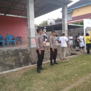 Polsubsektor Brang Ene Lakukan Pengamanan Pertandingan Sepak Bola di Desa Mura, Sekaligus Ajak Warga Jaga Kamtibmas