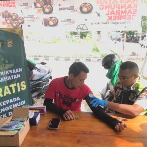 Si Dokkes Polres Bima Kota Gelar Pemeriksaan Kesehatan Gratis dan Bagikan Vitamin untuk Pengemudi Ojek Online
