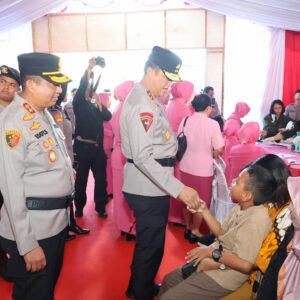 Saat Kunker di Polres Bartim, Kapolda Bersama Ketua Bhayangkari Daerah Kalteng Beri Tali Asih ke Personel yang Sakit, Warakawuri dan Masyarakat