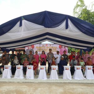 Polri Untuk Masyarakat, Kapolda Kalteng Pimpin Bakti Kesehatan Dan Berikan Bansos Saat Kunker Di Barsel