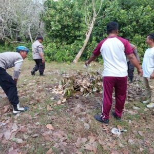 Polsek Kempo Gelar Bakti Sosial di Pura Karang Dewata Dalam Rangka HUT Bhayangkara ke-79