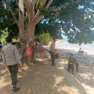Polsek Taliwang Giatkan Patroli di Objek Wisata Pasir Putih Telaga Bertong