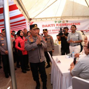 Kapolri Bagikan Sembako dan Alat Bantu Disabilitas di Puncak Bakti Kesehatan