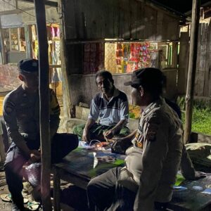 Pantai Aktivitas Masyarakat dan Cegah Potensi Guankamtibmas Polsek Sanggar Laksanakan Patroli Dialogis Malam Hari