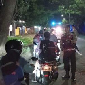Polsek Jereweh Laksanakan KRYD HEBAT untuk Cegah Gangguan Kamtibmas di Malam Hari