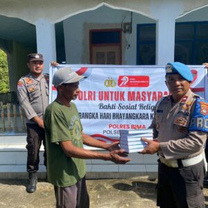Memakmurkan Masjid dan Bantu Sesama Polsek Tambora Sambut HUT Ke-79 Bhayangkara