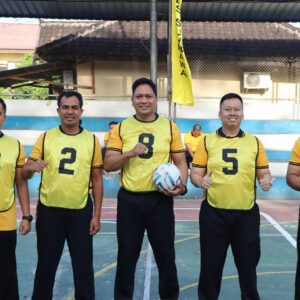 Pertandingan Eksebisi Futsal HUT Bhayangkara ke-79 : Tim Kapolres Sumbawa Menang 4-1