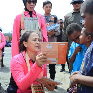 Ketum Bhayangkari Ny. Juliati Sigit Prabowo Lakukan Baksos di Sorong