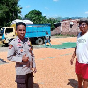 Dukung Program Prioritas Presiden, Bhabinkamtibmas Polsek Bolo Cek dan Bantu Jemur Jagung Warga