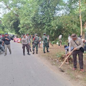 Sambut Hari Bhayangkara ke-79, Polsek Seteluk Bersama TNI dan Warga Gelar Gotong Royong Peringati Hari Lingkungan Hidup
