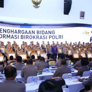 Kapolri Berikan Penghargaan Pembangunan Zona Integritas WBK Kepada Divisi Humas Polri