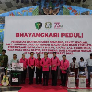 Kunjungi Raja Ampat, Ketum Bhayangkari Ny. Juliati Sigit Prabowo Salurkan Sembako hingga Gelar Khitanan Massal