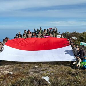 Tim Ekspedisi Hari Brhayangkara Bentangkan Bendera Merah Putih di Puncak Gunung Leuse
