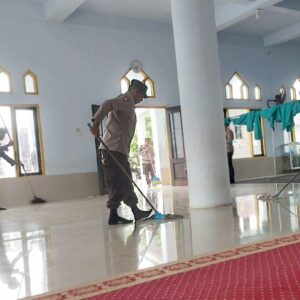Menyongsong dan Momentum HUT Ke-79 Bhayangkara Polsek Bolo Kembali Menggelar Aksi Bersih-bersih Tempat Ibadah