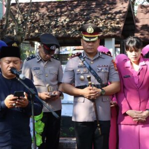 Peringati Hari Bhayangkara Ke-79, Polres Sumbawa Gelar Ziarah Kubur di TPU Kesultanan