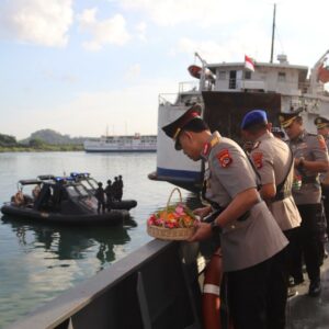 Khidmat Upacara Tabur Bunga Bhayangkara di Perairan Labuan Tereng