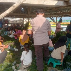 Bhabinkamtibmas Polres Bima Kota Sosialisasikan Bahaya TPPO di Masyarakat Pesisir
