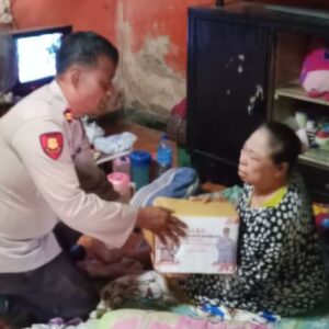 Polri Peduli : Kasikum dan Anggota Salurkan Bansos dalam Rangka Hari Bhayangkara ke-79