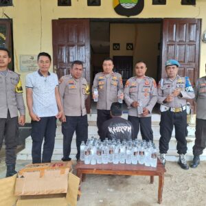 Polsek Langgudu Amankan Puluhan Botol Miras Tradisional Siap Edar