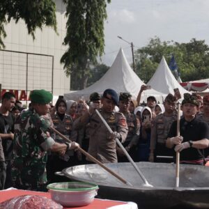 Kolaborasi Manis Bobon Santoso dan Mobil Dapur Lapangan Brimob Memasak Kebaikan untuk Ribuan Warga Lombok Tengah