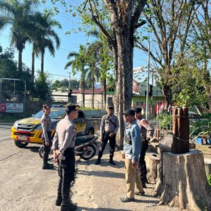 Personel Polres Dompu Gelar Patroli dan Himbauan di Persimpangan Kodim dalam Rangka Operasi Bina Waspada Rinjani 2025