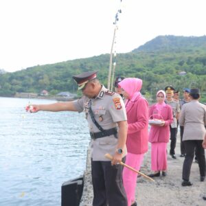 Peringati Hari Bhayangkara ke-79, Kapolres Sumbawa Barat Pimpin Upacara Tabur Bunga di Laut