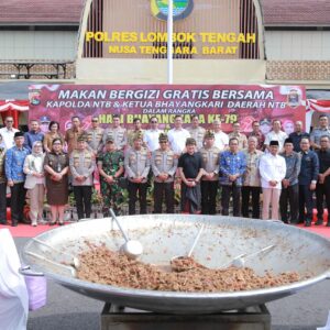 Kapolda NTB Duduk Lesehan Bareng Siswa, Cicipi Menu MBG di Polres Lombok Tengah