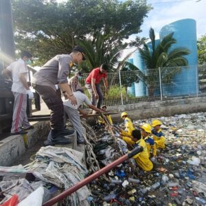 Menjelang HUT Bhayangkara ke-79, Polres Bima Kota Gelar Kerja Bakti Bersih Laut di Pelabuhan Bima