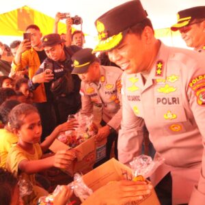 Kapolda NTT Kunjungi Anak-anak Pengungsi Lewotobi, Beri Bingkisan dan Dukungan Trauma Healing