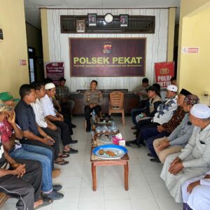 Silaturahmi para tokoh se-Kecamatan Pekat bersama Kapolsek dalam rangka membangun sinergi menjaga kamtibmas