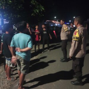 Anggota Piket Polsubsektor Brang Ene Gelar Patroli Dialogis, Ajak Remaja Jaga Kamtibmas