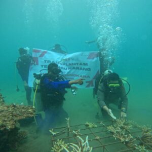 Kapolres Sumbawa Pimpin Transplantasi Terumbu Karang dalam Rangka Hari Bhayangkara ke-79