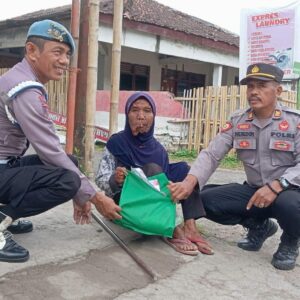 Momentum Peringatan HUT Ke-79 Bhayangkara Polsek Bolo Gelar Bhakti Sosial dan Sosialisasi Call Center 110