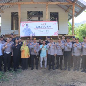 Jelang Hari Bhayangkara ke-79, Kapolres Sumbawa Barat Serahkan Hasil Bedah Rumah kepada Penerima Manfaat