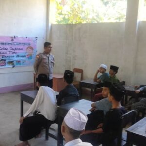 Kapolsek Sekotong Sosialisasikan Bahaya Narkoba ke Santri di Dusun Telaga Lebur