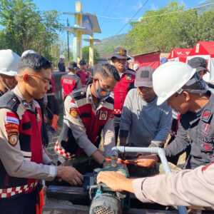 Polda NTT Beri Bantuan Dinamo Air dan Perbaiki Sumur Demi Penuhi Kebutuhan Air Bersih Pengungsi Posko Konga