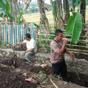 Bhabinkamtibmas Kelurahan Rite Gotong Royong Bersama Warga Bersihkan Parit Cegah DBD