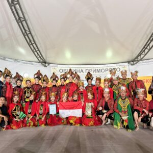 Harumkan Nama Bangsa Indonesia SMA Labschool Kebayoran Sabet Juara Umum di Festival Folklore Internasional ke-21